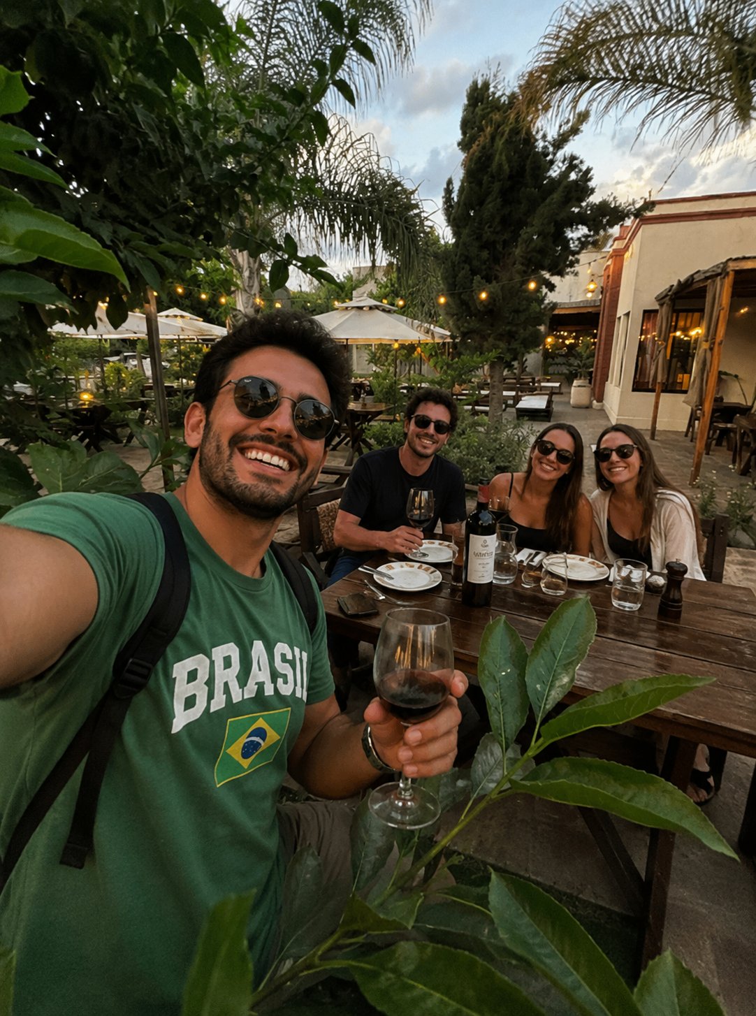 Amigos de Brasil brindando con Malbec en el jardín de Casa de Campo